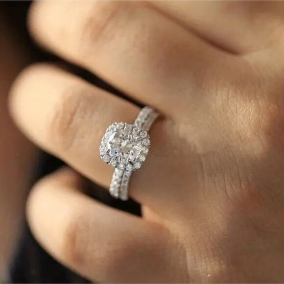 Timeless Dazzling Zircon Ring Classic yet Fashion - Picture 2 of 7